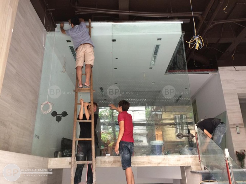 Thi công vách kính cường lực nhà anh Ngọc 30 Triệu Việt Vương buiphat.vn 